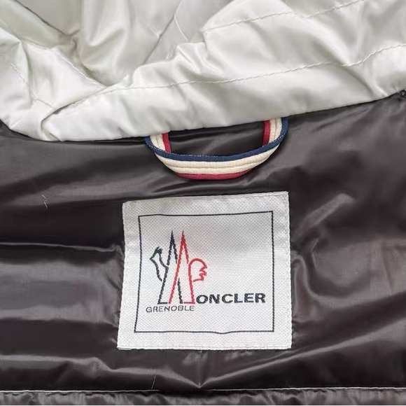 🚩steal Authentic Moncler White and Gray Fur-Trimmed Puffer Jacket - Picture 3 of 6